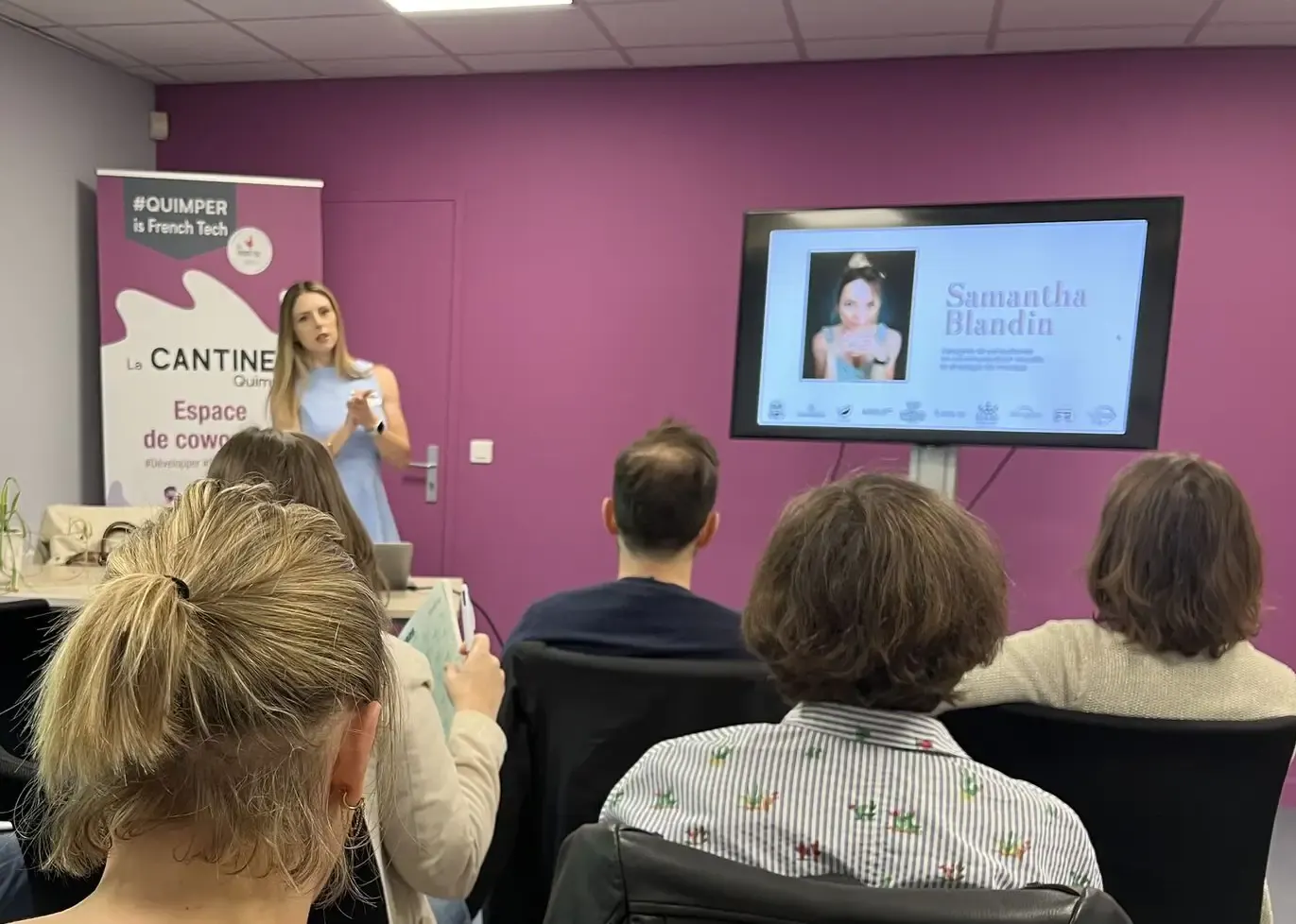 Samantha Blandin anime un atelier design devant des entrepreneurs à Quimper