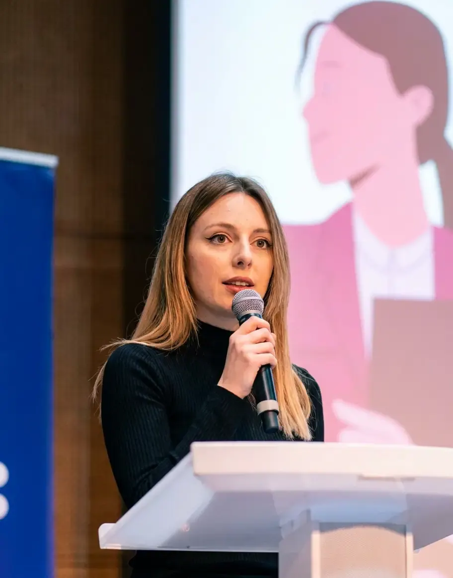 Samantha Blandin en conférence au pupitre