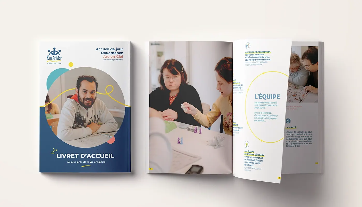 Pages intérieures d'un livret d'accueil Kan Ar Mor en FALC