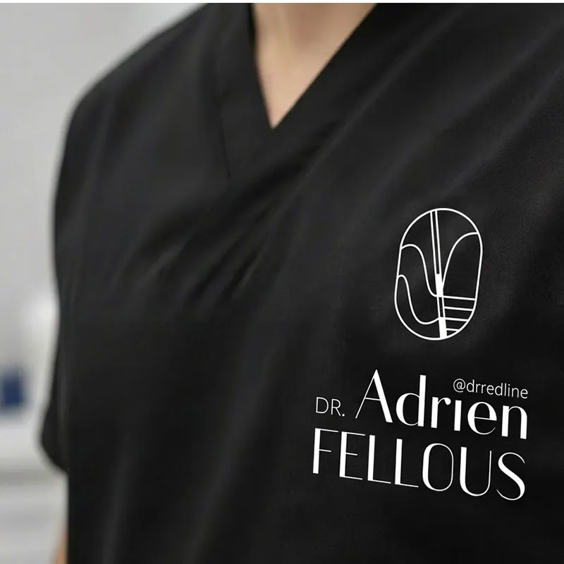 Logo du cabinet brodé sur une blouse médicale