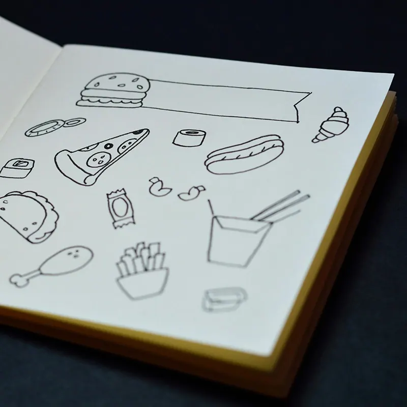 Croquis de logo et illustration sur une table de travail