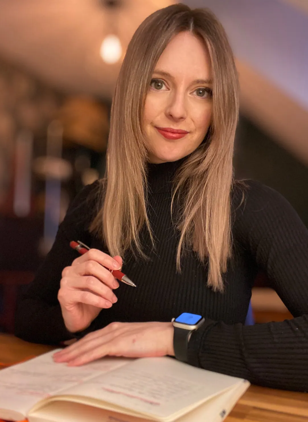 Samantha Blandin, designer de marque à Quimper, à son bureau